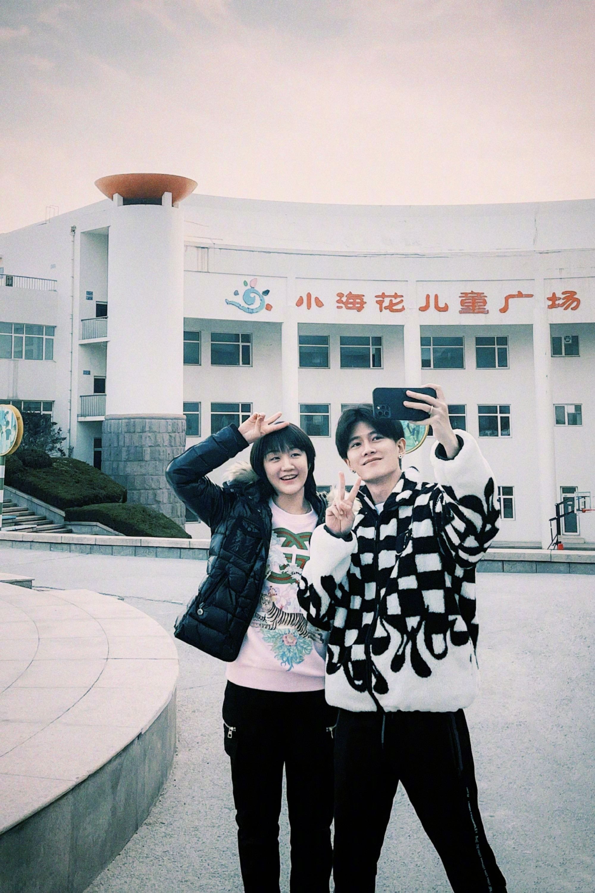 众星花式庆冬奥：肖战发文说“期待中国红”，王一博亲自体验滑雪休闲区蓝鸢梦想 - Www.slyday.coM