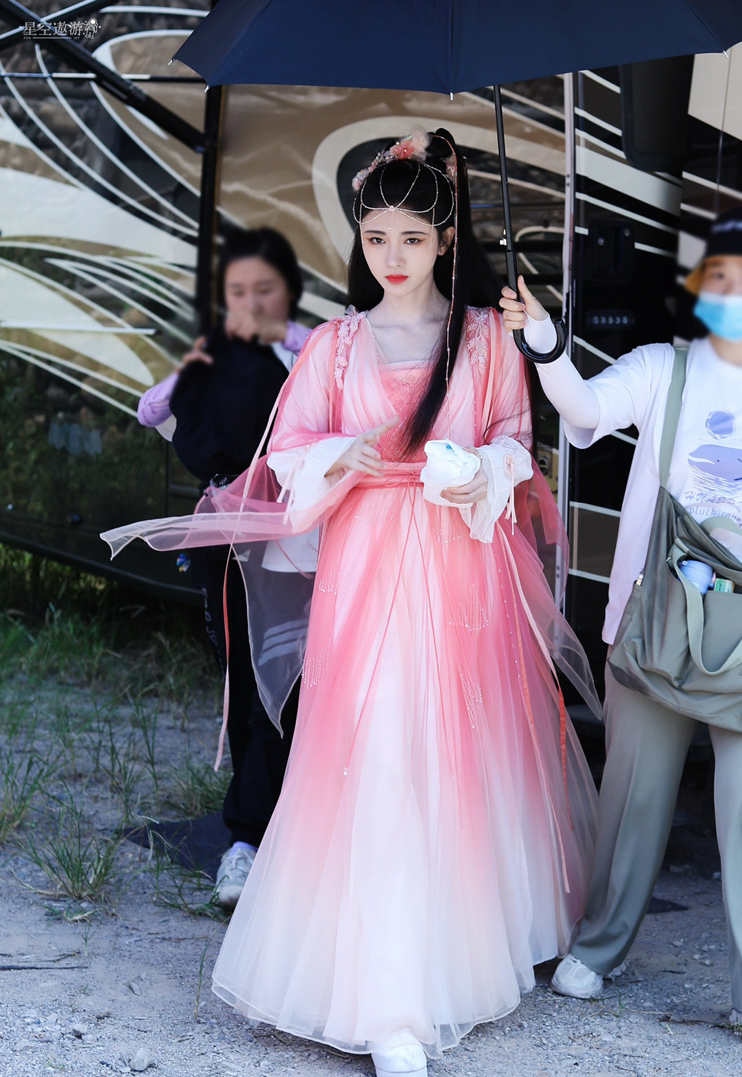 鞠婧祎《花戎》饭拍路透图,头饰好华丽,粉色造型太精致了!