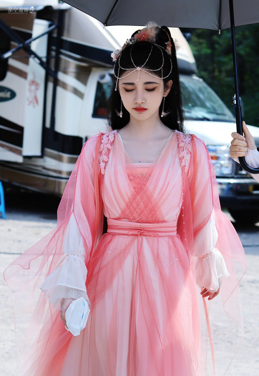 鞠婧祎《花戎》饭拍路透图,头饰好华丽,粉色造型太精致了!