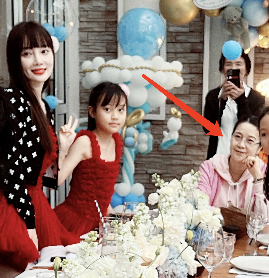 李小璐参加干弟弟儿子周岁派对,携妈妈和女儿到贺,甜馨俏皮搞怪休闲区蓝鸢梦想 - Www.slyday.coM 李小璐参加干弟弟儿子周岁派对,携妈妈和女儿到贺,甜馨俏皮搞怪休闲区蓝鸢梦想 - Www.slyday.coM