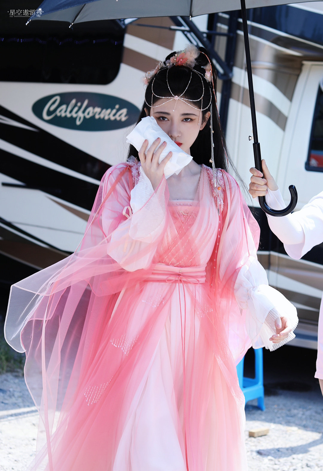 鞠婧祎《花戎》饭拍路透图,头饰好华丽,粉色造型太精致了!