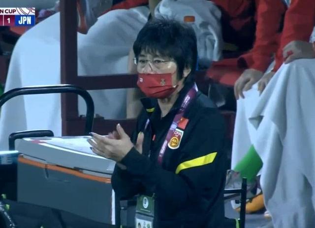 中国女足被迫换人,伤员被担架抬出,水庆霞眼露担忧|高晨|中国女足