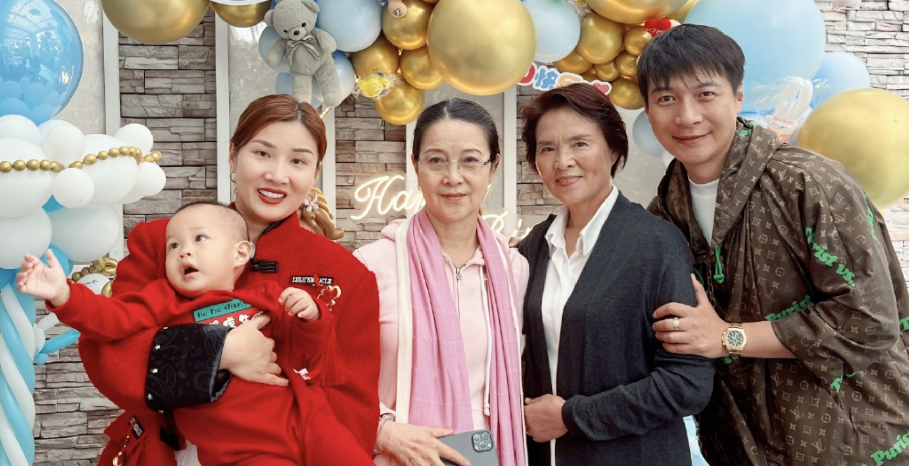 李小璐参加干弟弟儿子周岁派对,携妈妈和女儿到贺,甜馨俏皮搞怪休闲区蓝鸢梦想 - Www.slyday.coM 李小璐参加干弟弟儿子周岁派对,携妈妈和女儿到贺,甜馨俏皮搞怪休闲区蓝鸢梦想 - Www.slyday.coM