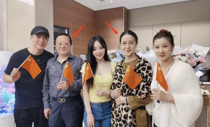 李小璐参加干弟弟儿子周岁派对,携妈妈和女儿到贺,甜馨俏皮搞怪休闲区蓝鸢梦想 - Www.slyday.coM 李小璐参加干弟弟儿子周岁派对,携妈妈和女儿到贺,甜馨俏皮搞怪休闲区蓝鸢梦想 - Www.slyday.coM