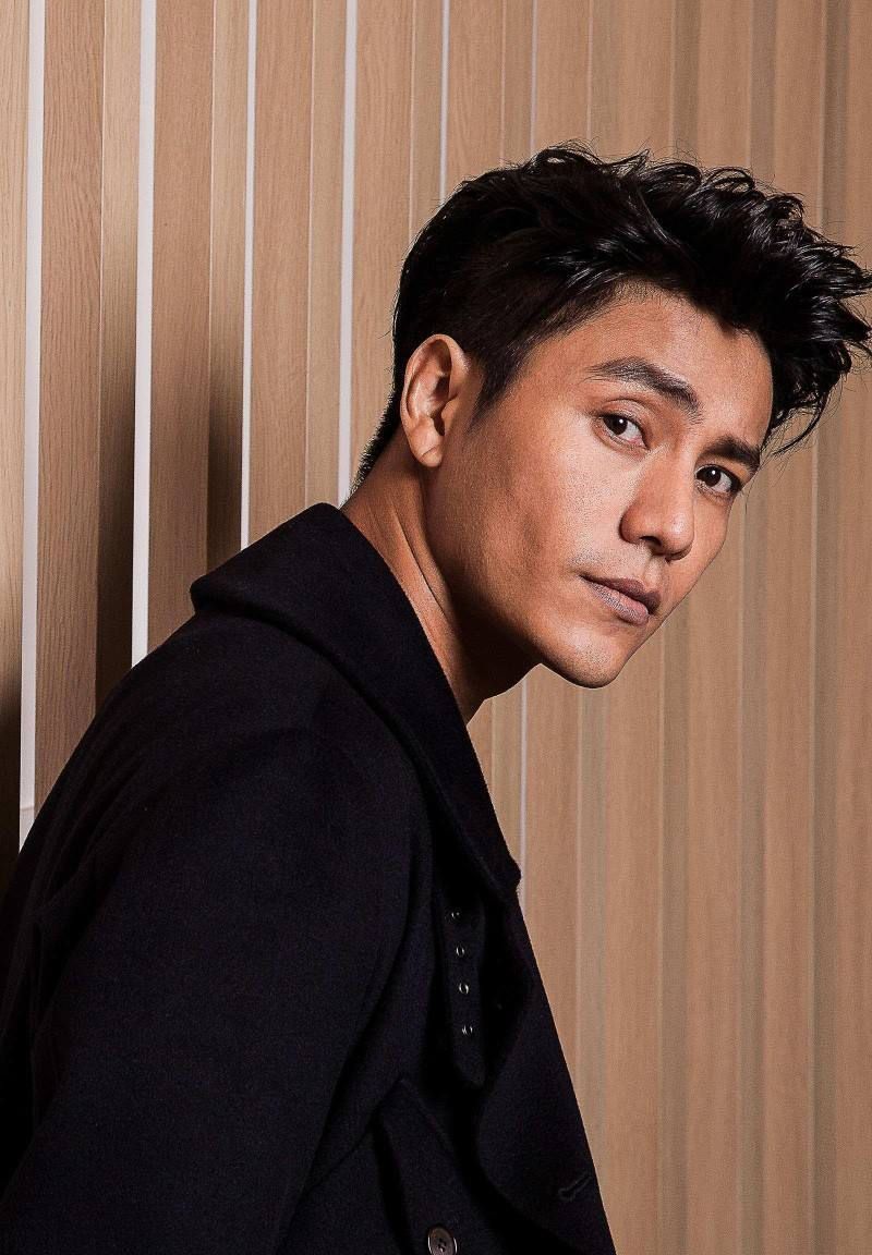 46岁陈坤晒与母亲合照从小父母离异贫困艰难靠努力改变一生