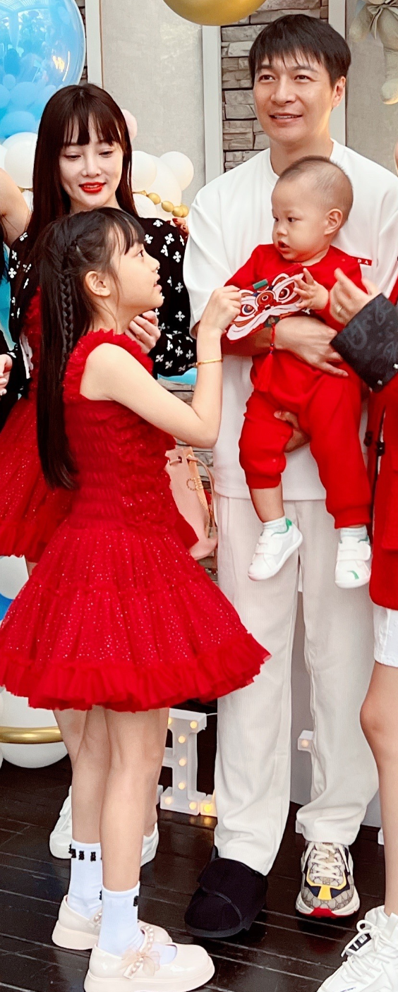 李小璐参加干弟弟儿子周岁派对,携妈妈和女儿到贺,甜馨俏皮搞怪休闲区蓝鸢梦想 - Www.slyday.coM 李小璐参加干弟弟儿子周岁派对,携妈妈和女儿到贺,甜馨俏皮搞怪休闲区蓝鸢梦想 - Www.slyday.coM