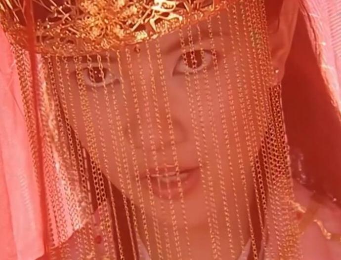 10版周芷若大婚:同样是凤冠霞帔,有人艳惊四座,有人对不住金庸|倚天