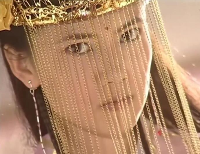 10版周芷若大婚:同样是凤冠霞帔,有人艳惊四座,有人对不住金庸|倚天