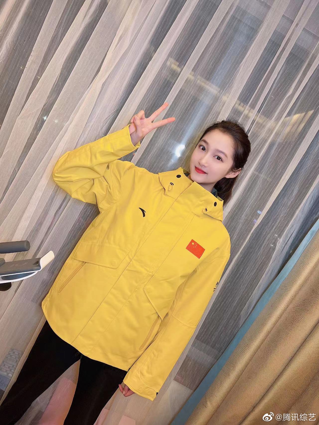 微博晒出加油手势照片