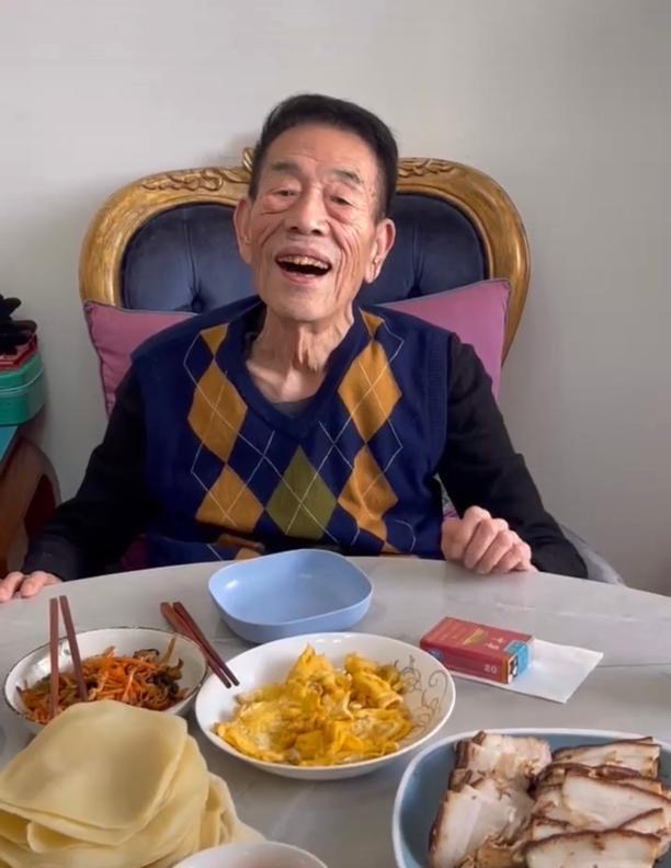 相声大师杨少华近照曝光皮包骨头瘦脱相大口吃菜桌面还有华子