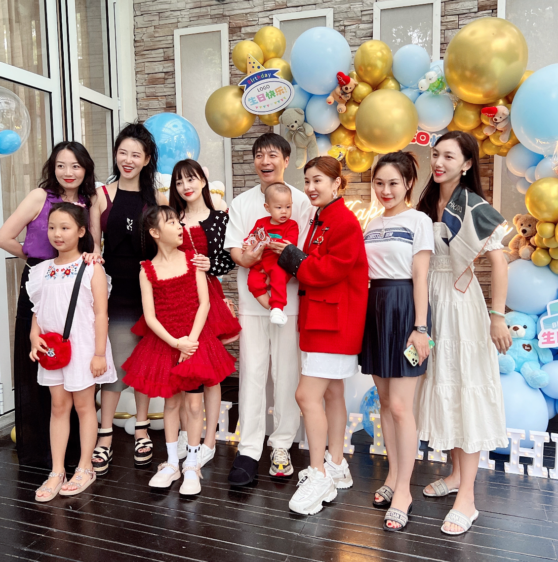 李小璐参加干弟弟儿子周岁派对,携妈妈和女儿到贺,甜馨俏皮搞怪休闲区蓝鸢梦想 - Www.slyday.coM 李小璐参加干弟弟儿子周岁派对,携妈妈和女儿到贺,甜馨俏皮搞怪休闲区蓝鸢梦想 - Www.slyday.coM