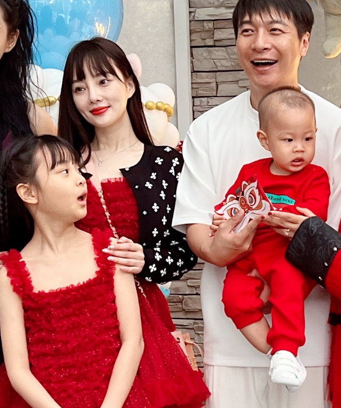 李小璐参加干弟弟儿子周岁派对,携妈妈和女儿到贺,甜馨俏皮搞怪休闲区蓝鸢梦想 - Www.slyday.coM 李小璐参加干弟弟儿子周岁派对,携妈妈和女儿到贺,甜馨俏皮搞怪休闲区蓝鸢梦想 - Www.slyday.coM