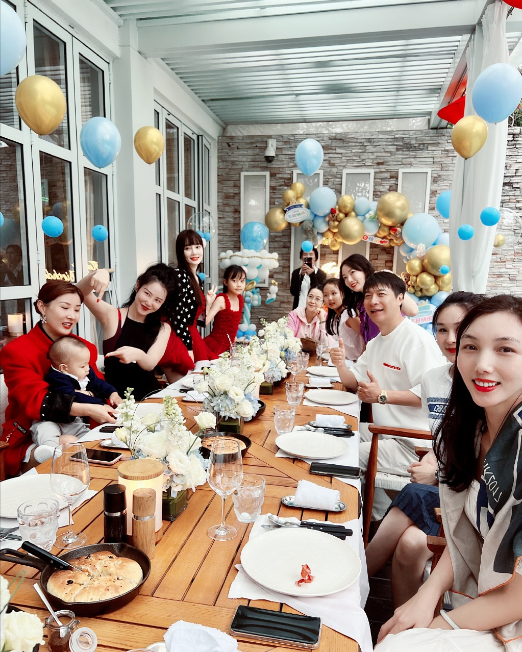 李小璐参加干弟弟儿子周岁派对,携妈妈和女儿到贺,甜馨俏皮搞怪休闲区蓝鸢梦想 - Www.slyday.coM 李小璐参加干弟弟儿子周岁派对,携妈妈和女儿到贺,甜馨俏皮搞怪休闲区蓝鸢梦想 - Www.slyday.coM