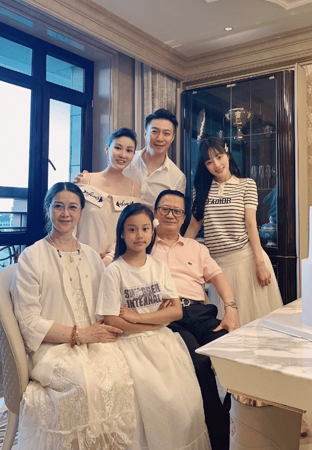 李小璐参加干弟弟儿子周岁派对,携妈妈和女儿到贺,甜馨俏皮搞怪休闲区蓝鸢梦想 - Www.slyday.coM 李小璐参加干弟弟儿子周岁派对,携妈妈和女儿到贺,甜馨俏皮搞怪休闲区蓝鸢梦想 - Www.slyday.coM