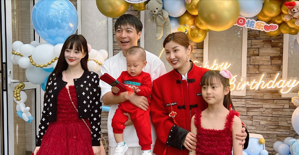 李小璐参加干弟弟儿子周岁派对,携妈妈和女儿到贺,甜馨俏皮搞怪休闲区蓝鸢梦想 - Www.slyday.coM 李小璐参加干弟弟儿子周岁派对,携妈妈和女儿到贺,甜馨俏皮搞怪休闲区蓝鸢梦想 - Www.slyday.coM