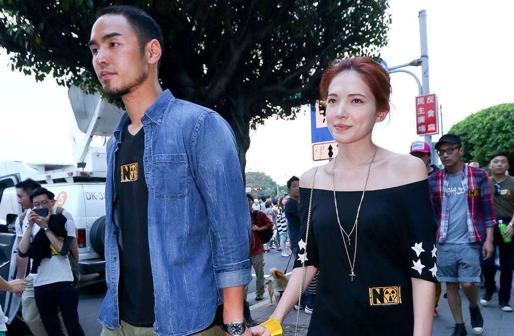 阮经天官宣恋情晒女友亲密合照她是个很平凡的女孩子