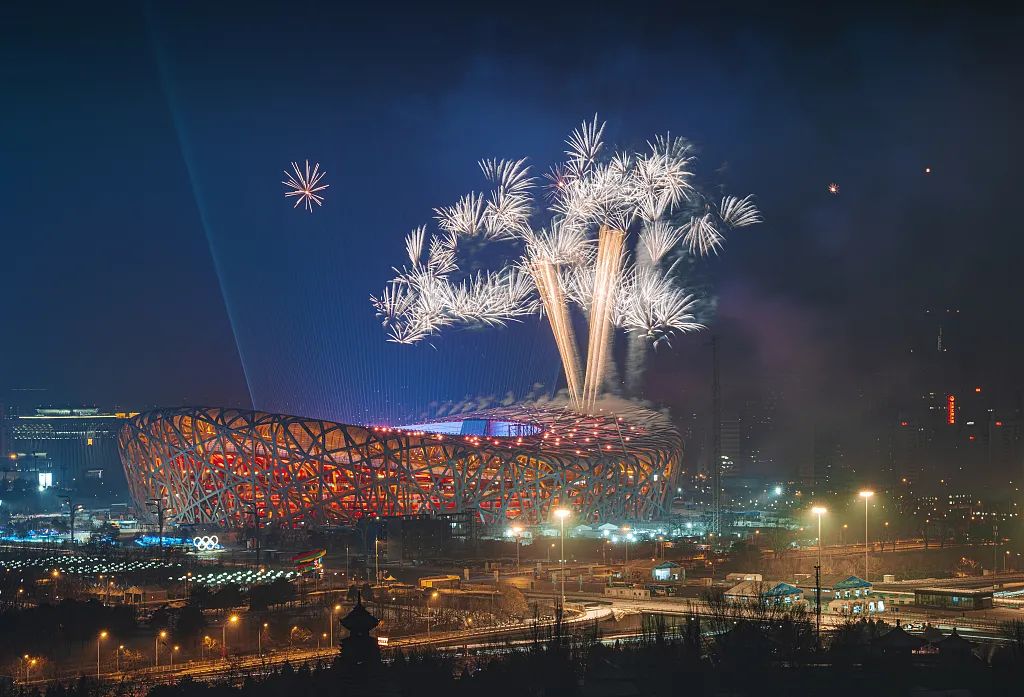 连同磅礴的"迎客松"烟花在内,蔡国强的烟花作品全然诠释了中国人独有