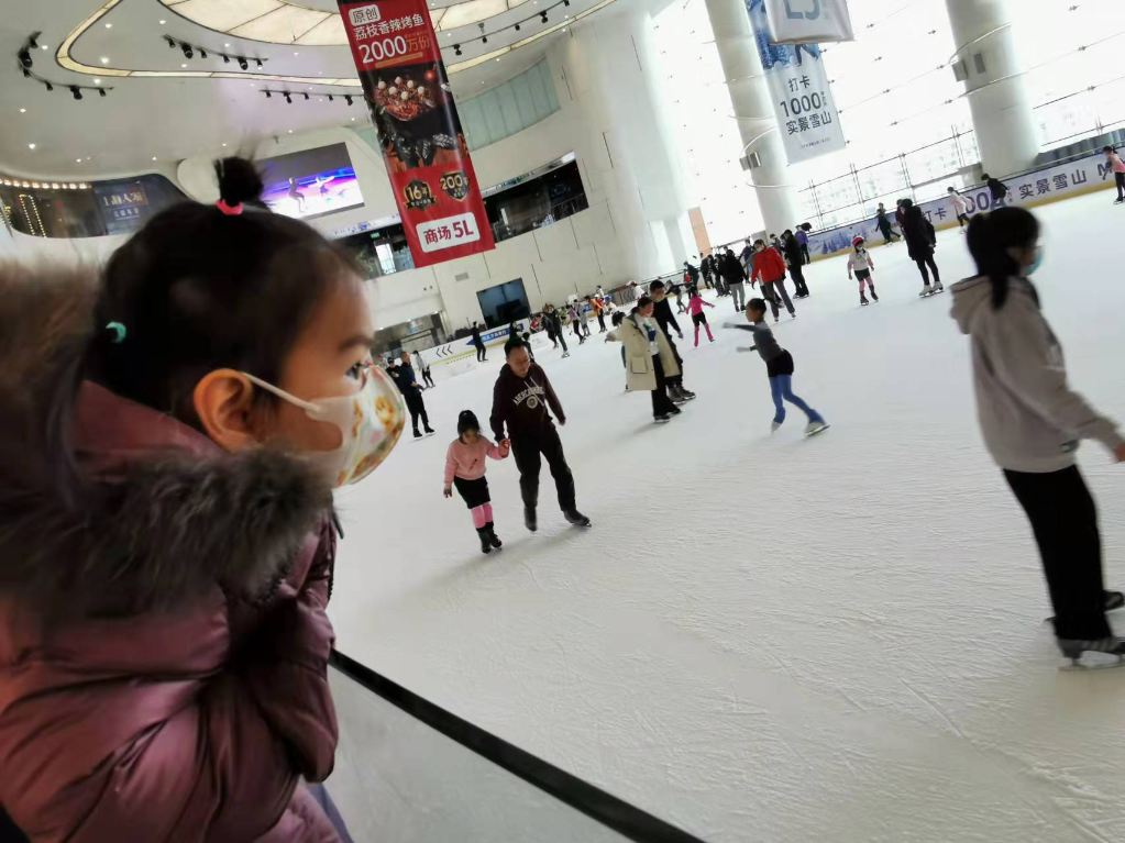 　　位于上海闵行区的万象城里，居民正在滑冰场感受冰雪过大年的乐趣。（采访对象供图）