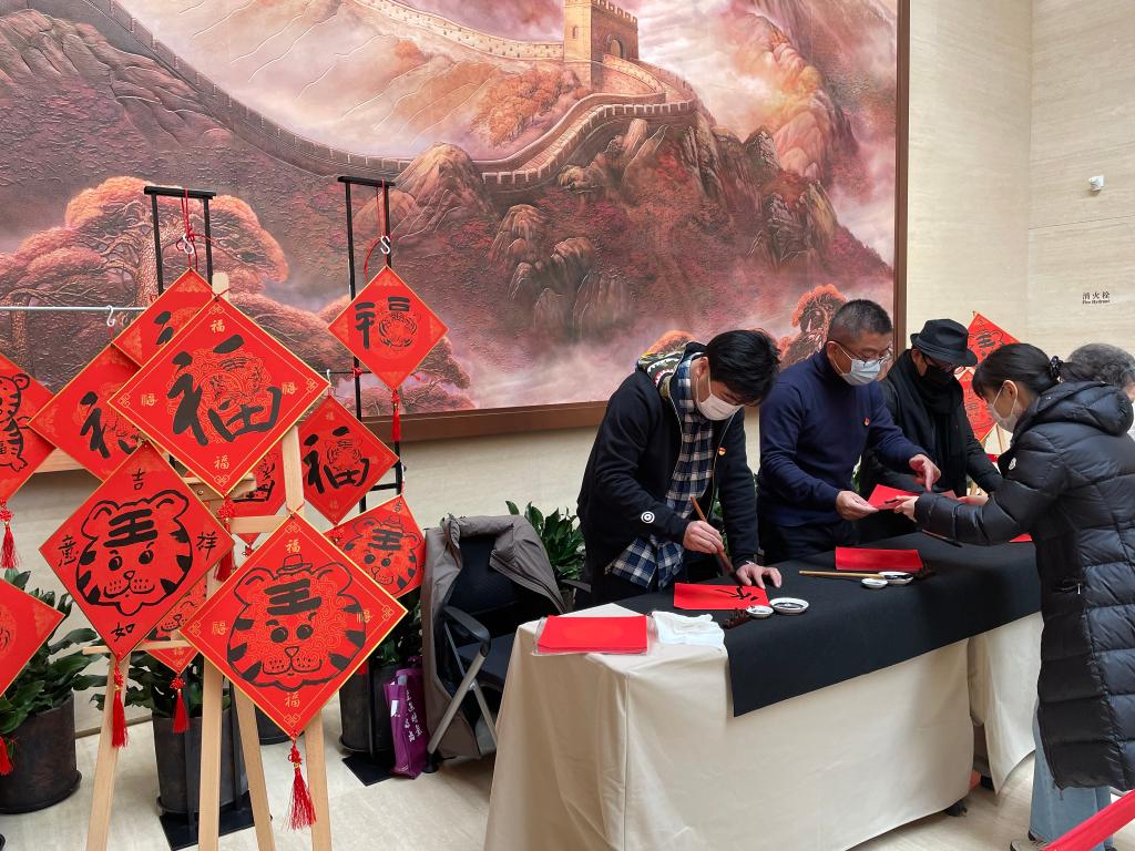 书法名家在展厅内为观众书写“福”字。新华社记者 郭敬丹 摄