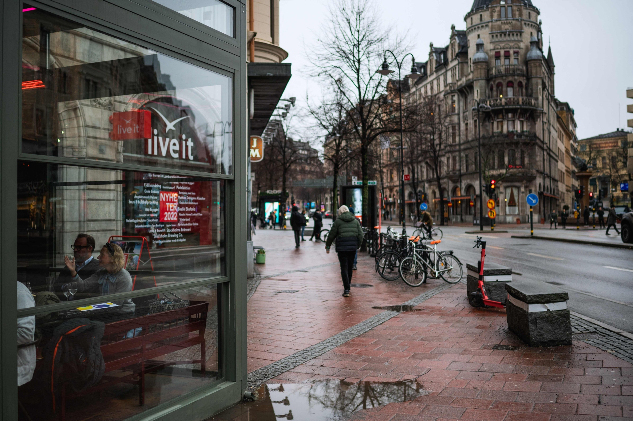 2月4日,行人走在瑞典斯德哥尔摩商业区街头.