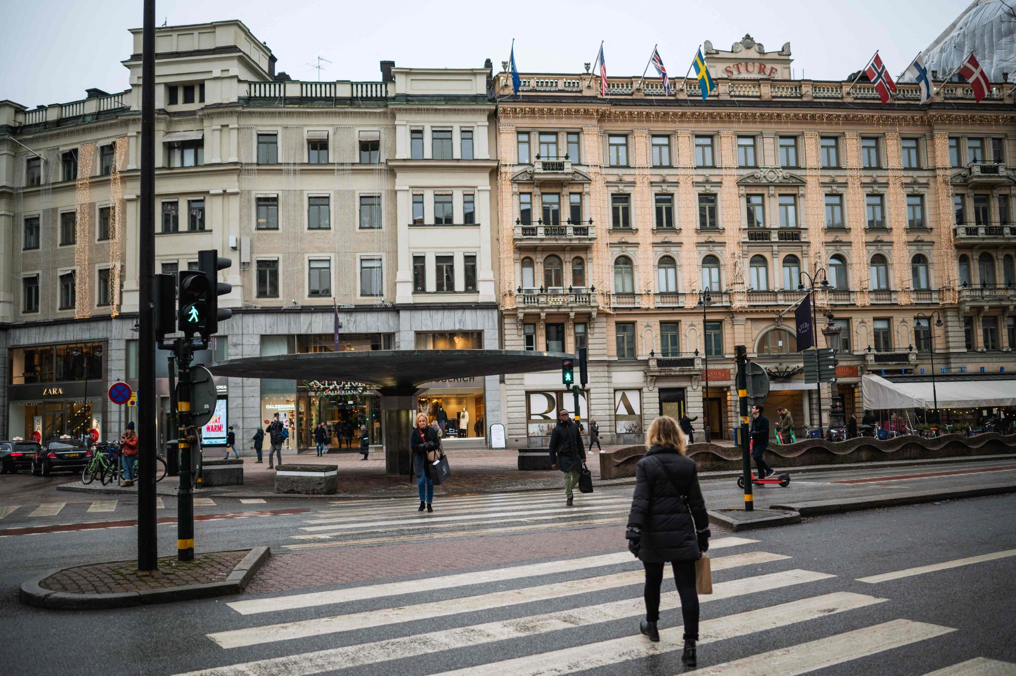 2月4日,行人走在瑞典斯德哥尔摩商业区街头.新华社/法新