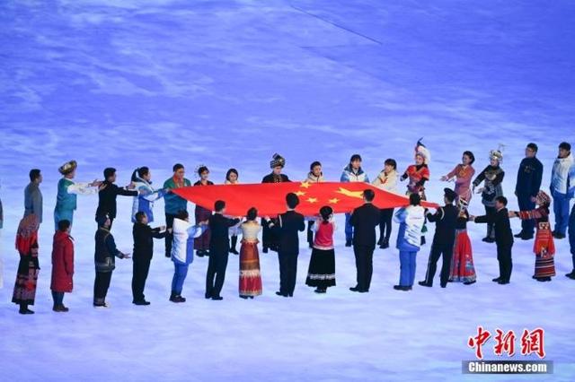 图为中华人民共和国国旗入场。中新社记者 毛建军 摄