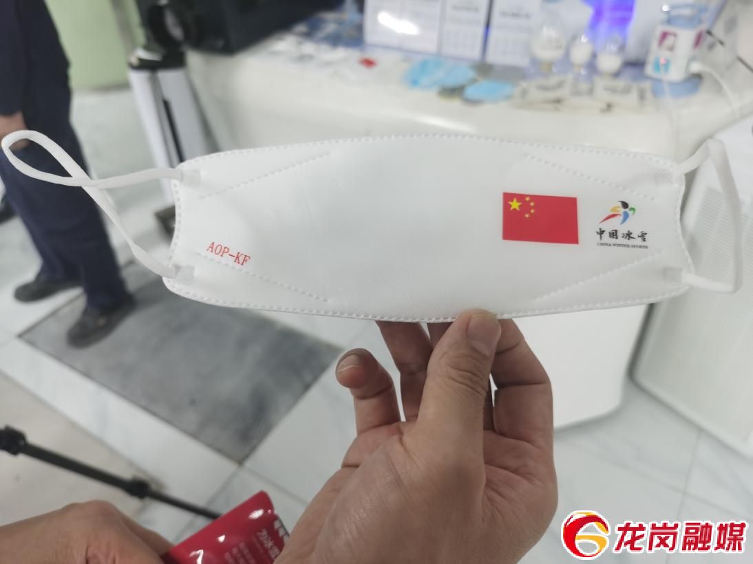 头号组合柳鑫宇和王诗玥佩戴康风aop-kf固体碱抗病毒防感染口罩及手套