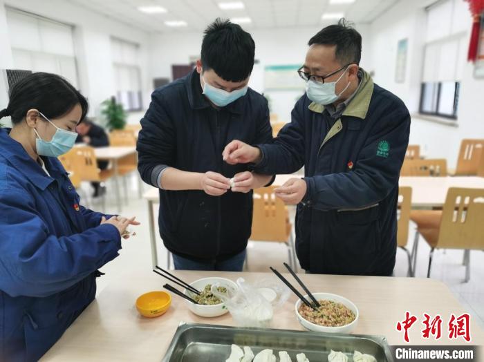 变电站工作人员一起包饺子。张雨滴 摄