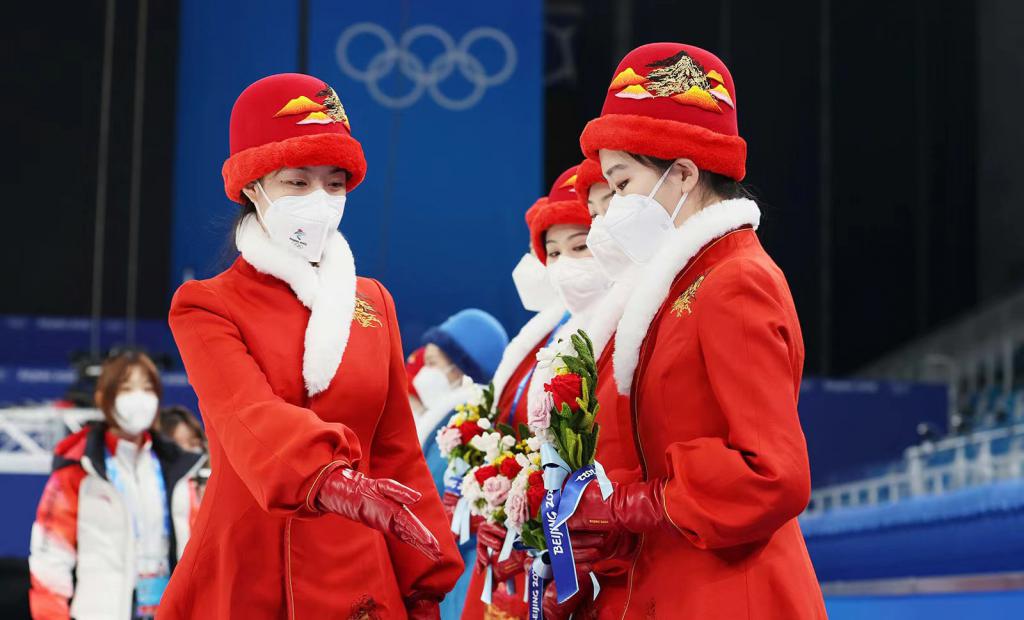 冬奥会颁奖员服装图片