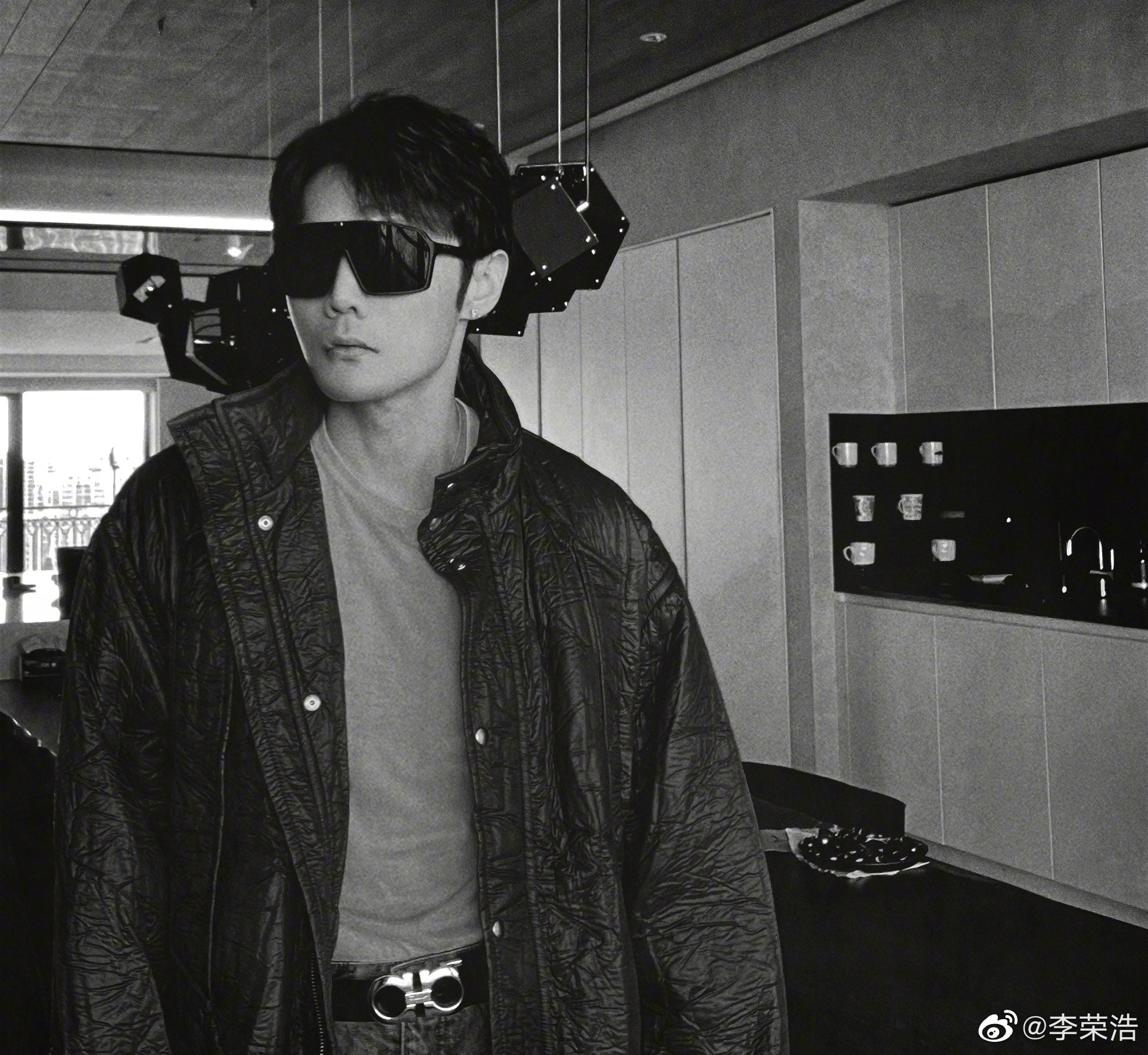 李荣浩晒自拍酷飒十足 自侃戴上墨镜应该没人认识他|李荣浩_新浪新闻