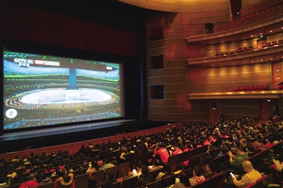 2月4日晚，国家大剧院在歌剧院对北京冬奥会开幕式进行8K直播。牛小北 摄