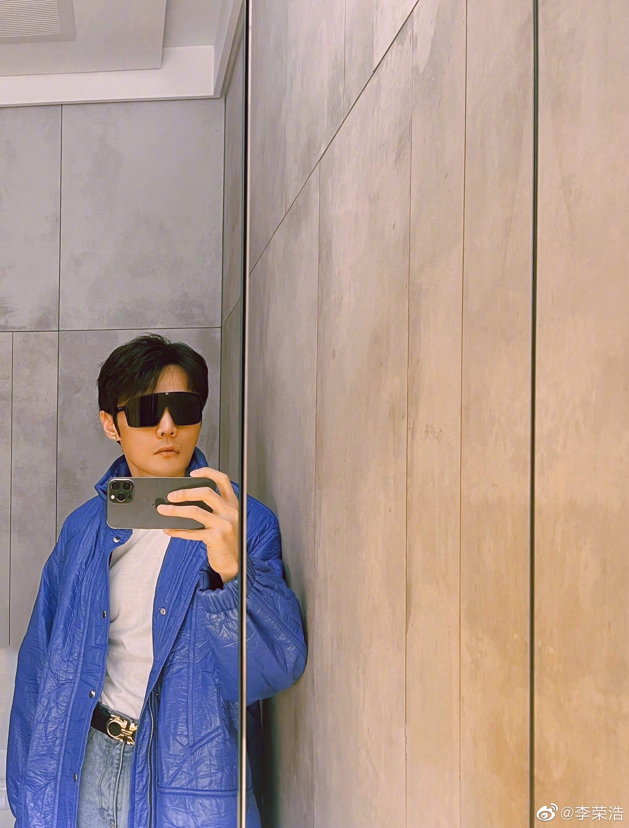 李荣浩晒自拍酷飒十足 自侃戴上墨镜应该没人认识他|李荣浩_新浪新闻