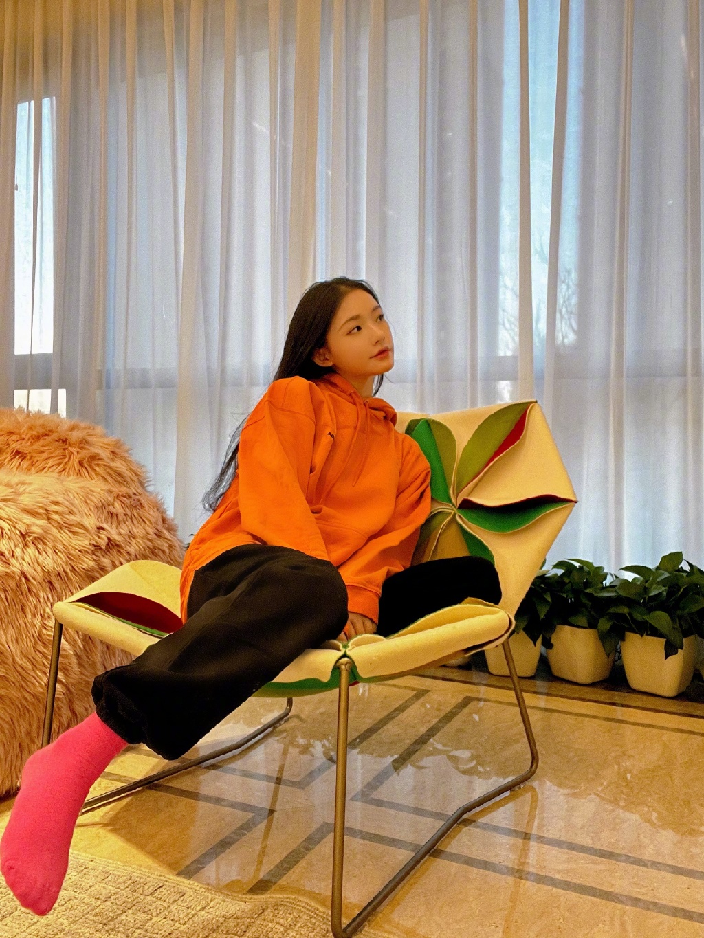 林允晒居家自拍照 穿橙色卫衣对镜摆pose元气满满|林允|卫衣_新浪新闻