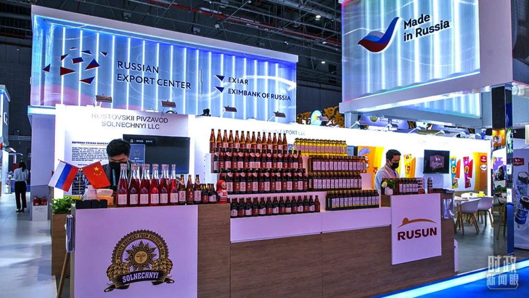 △2021年11月，上海，第四届进博会上的俄罗斯食品展台。（图/视觉中国）