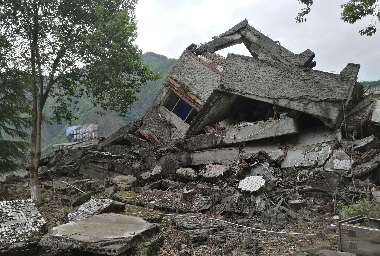 站在被地震毁灭的北川县城曲山镇的废墟上,我终于感受到大自然巨大的