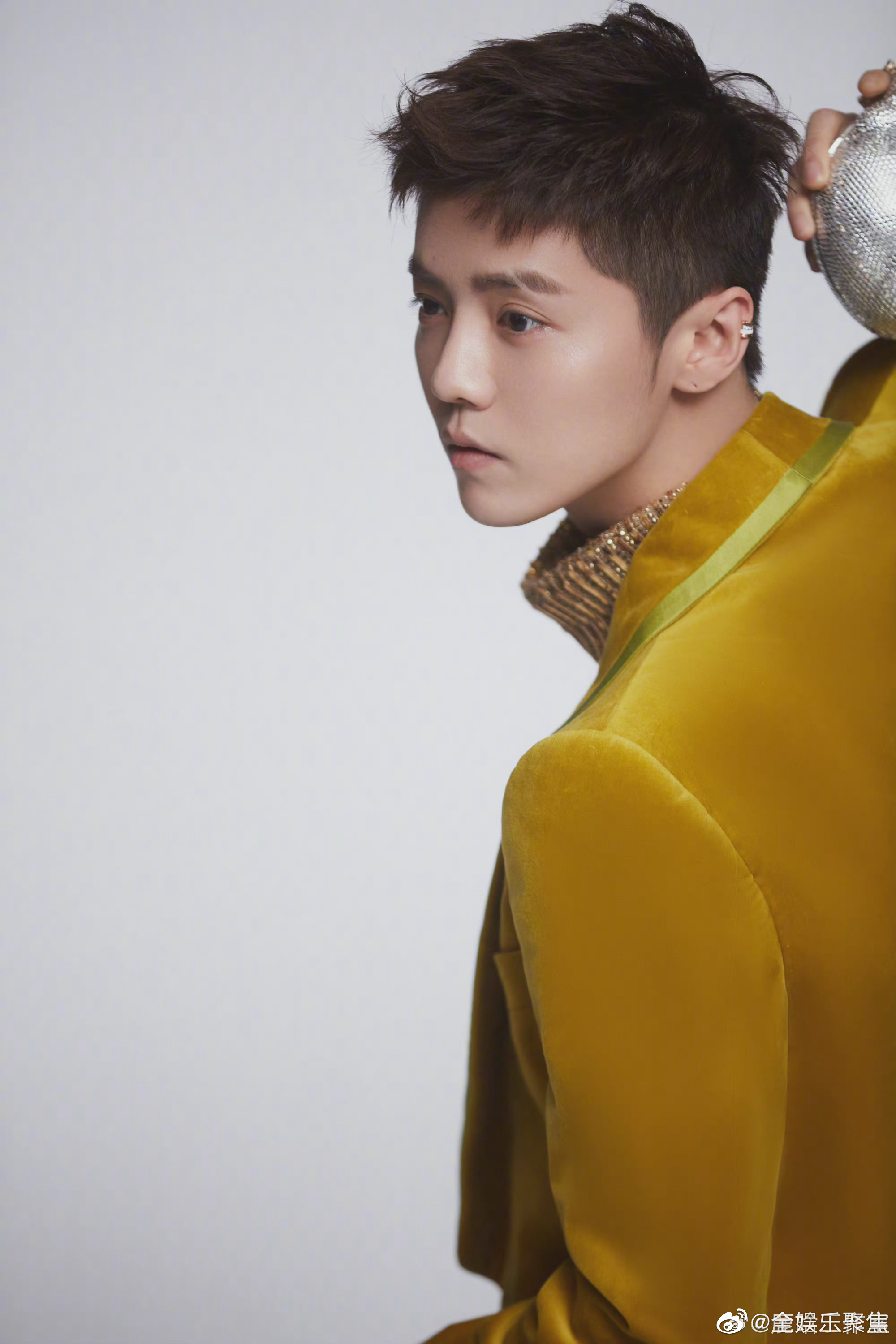 鹿晗彩色西服造型好也太帅了吧能轻松驾驭各种颜色红绿黄