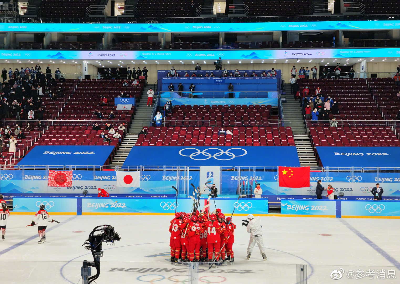 中国女冰赛后抱作一团