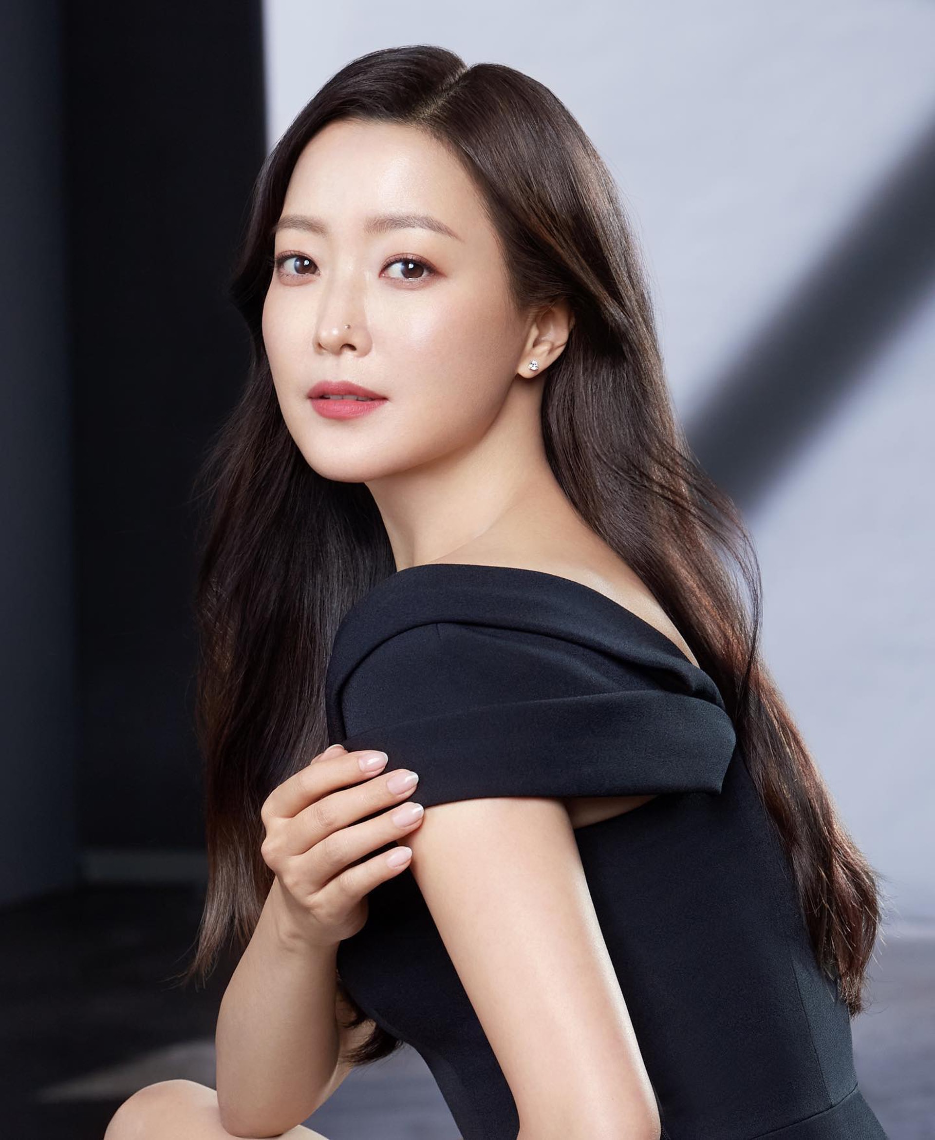 45岁金喜善为新剧改变形象留一头粉红短发新造型又飒又爽