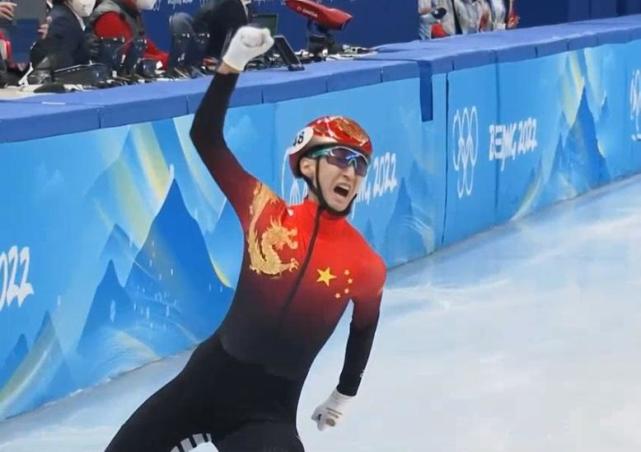 中国队首金诞生！上演大逆转，武大靖握拳怒吼庆祝，王濛激情解说休闲区蓝鸢梦想 - Www.slyday.coM