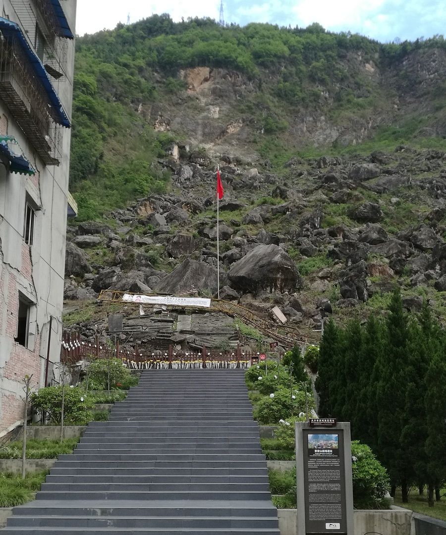 站在被地震毁灭的北川县城曲山镇的废墟上,我终于感受到大自然巨大的