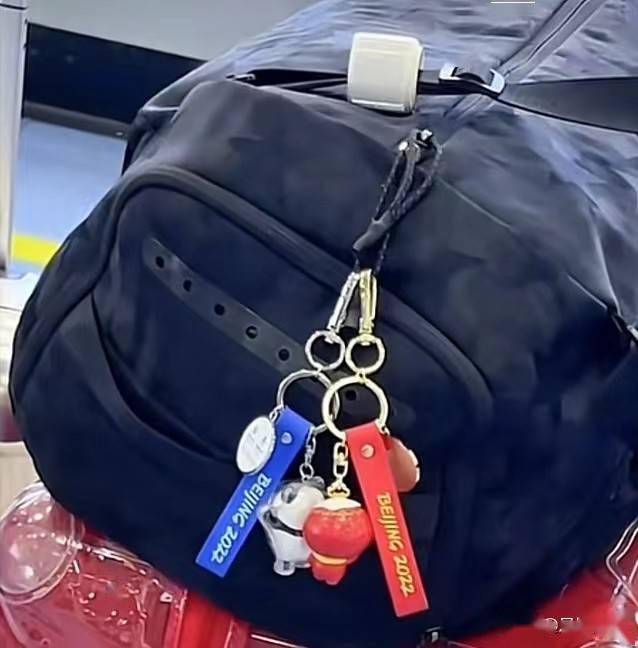 陈梦抵达三亚换短袖，包上挂冰墩墩、雪容融抢镜，孙颖莎脸蛋圆了休闲区蓝鸢梦想 - Www.slyday.coM