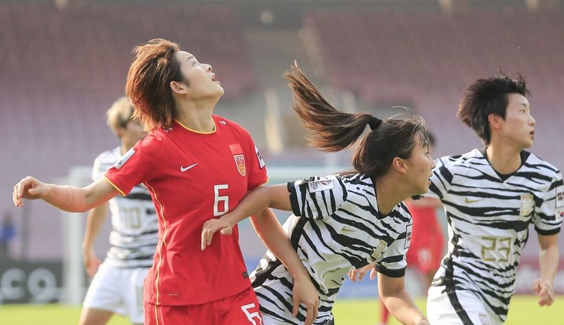 的同时客串中后卫,她和王晓雪搭档中卫,姚伟和娄佳慧担任左右两边后卫