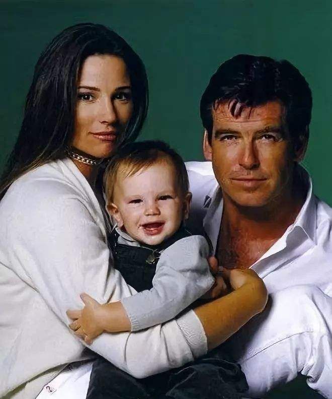 68岁的皮尔斯布鲁斯南与老婆逛街,老婆曾胖到200斤,仍不离不弃|老婆