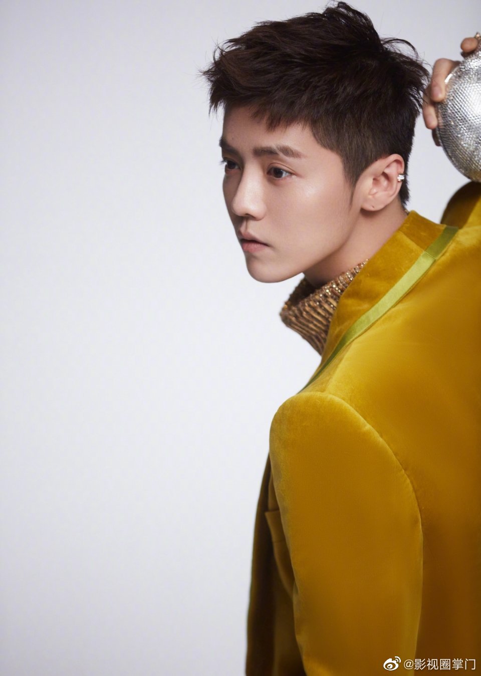 鹿晗彩色西服造型好可