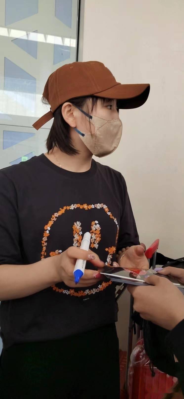 陈梦抵达三亚换短袖，包上挂冰墩墩、雪容融抢镜，孙颖莎脸蛋圆了休闲区蓝鸢梦想 - Www.slyday.coM