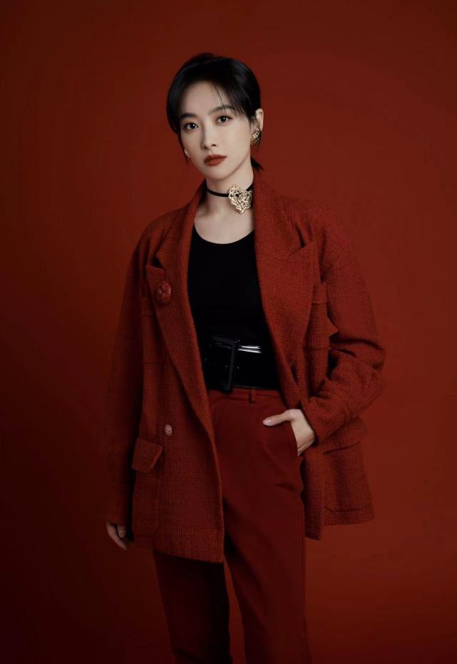 宋茜穿红色西装可真帅气搭配黑色内搭经典又百搭