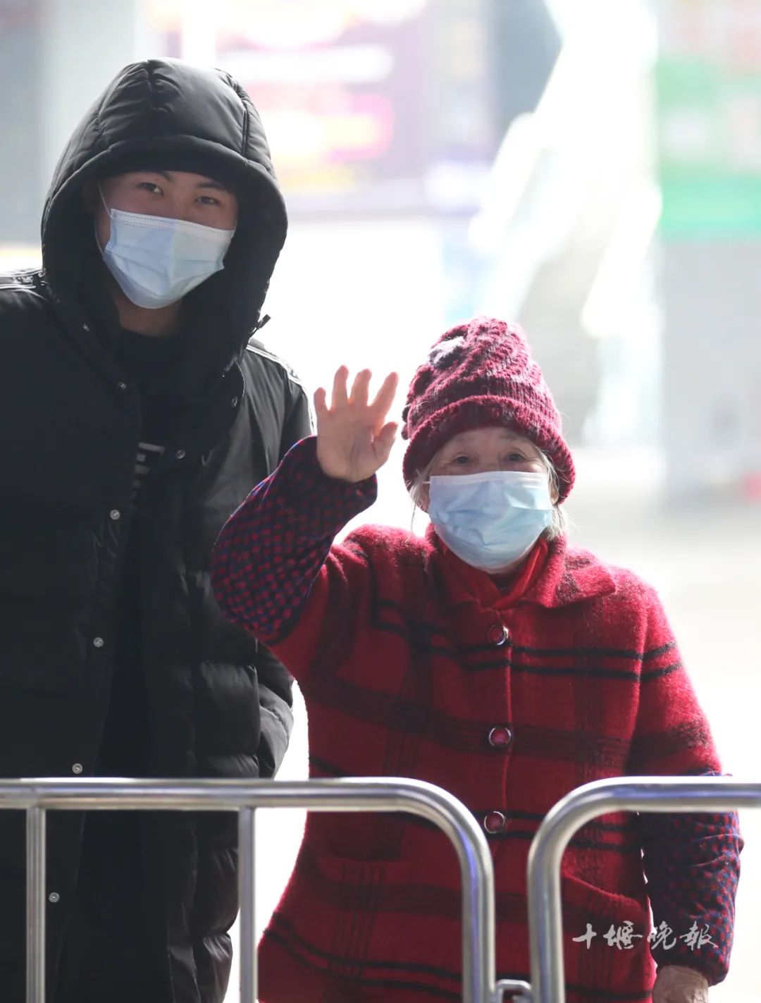 大年初六，十堰火车站拍下的...看完泪湿双眼休闲区蓝鸢梦想 - Www.slyday.coM