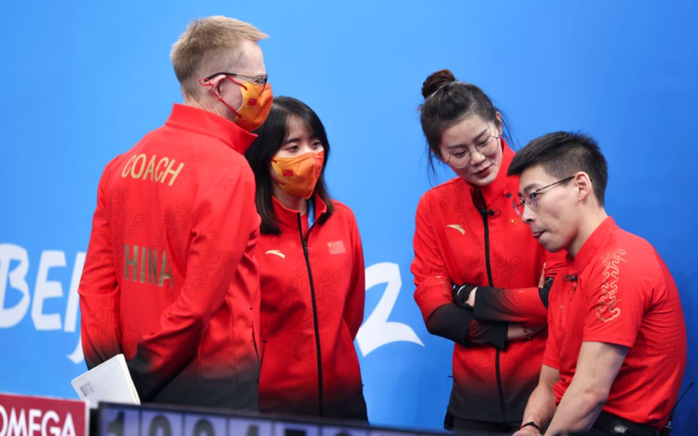 外教兰塔迈基（左一）在比赛间隙指导凌智/范苏圆。图/新华社