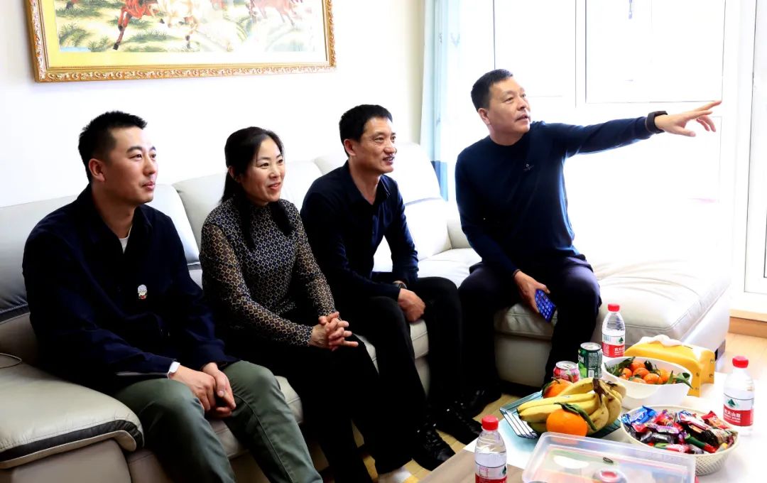 中国首金关键人物曲春雨，与大连家中视频连线休闲区蓝鸢梦想 - Www.slyday.coM