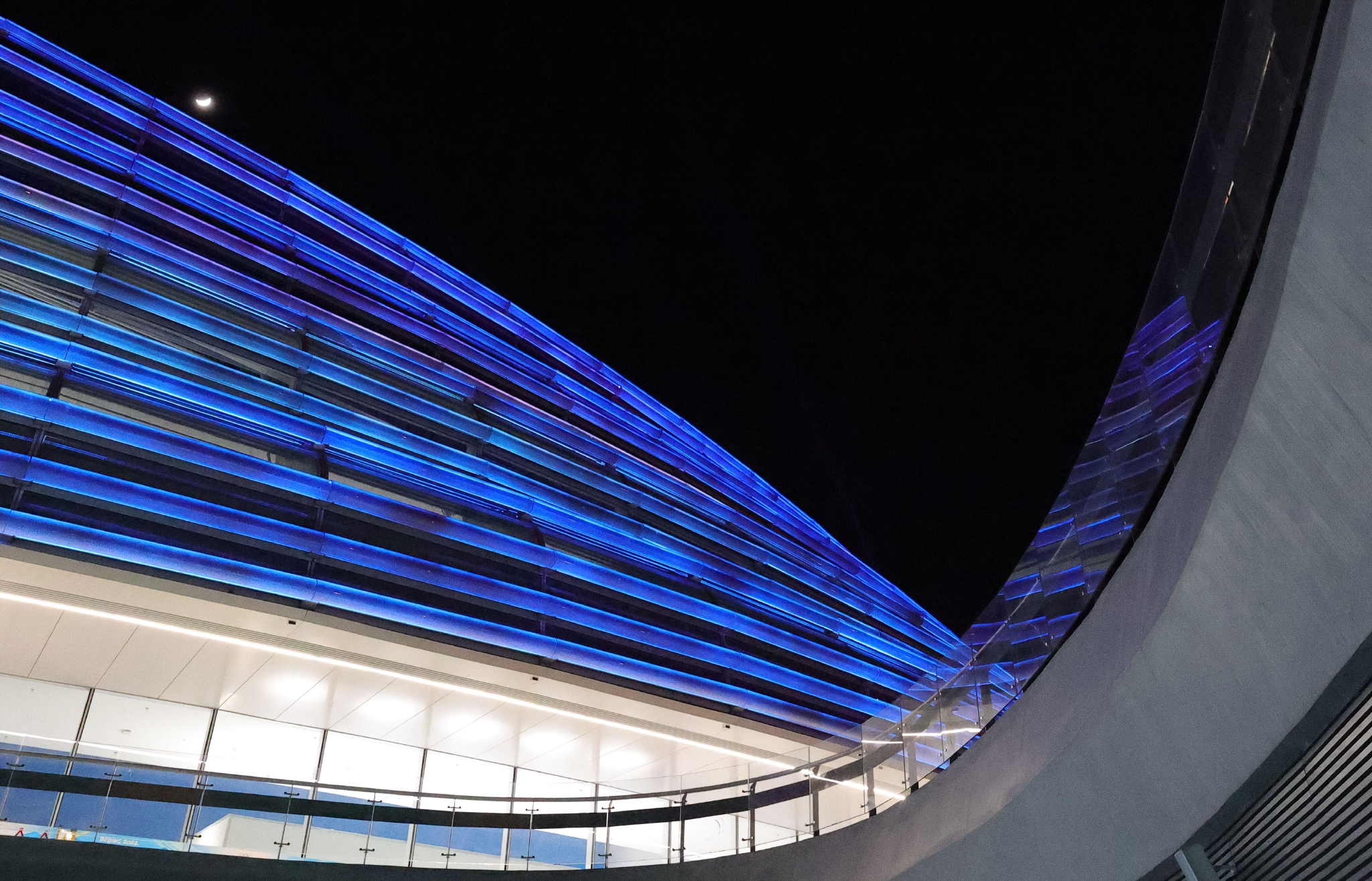 这是2月6日拍摄的国家速滑馆"冰丝带"夜景.